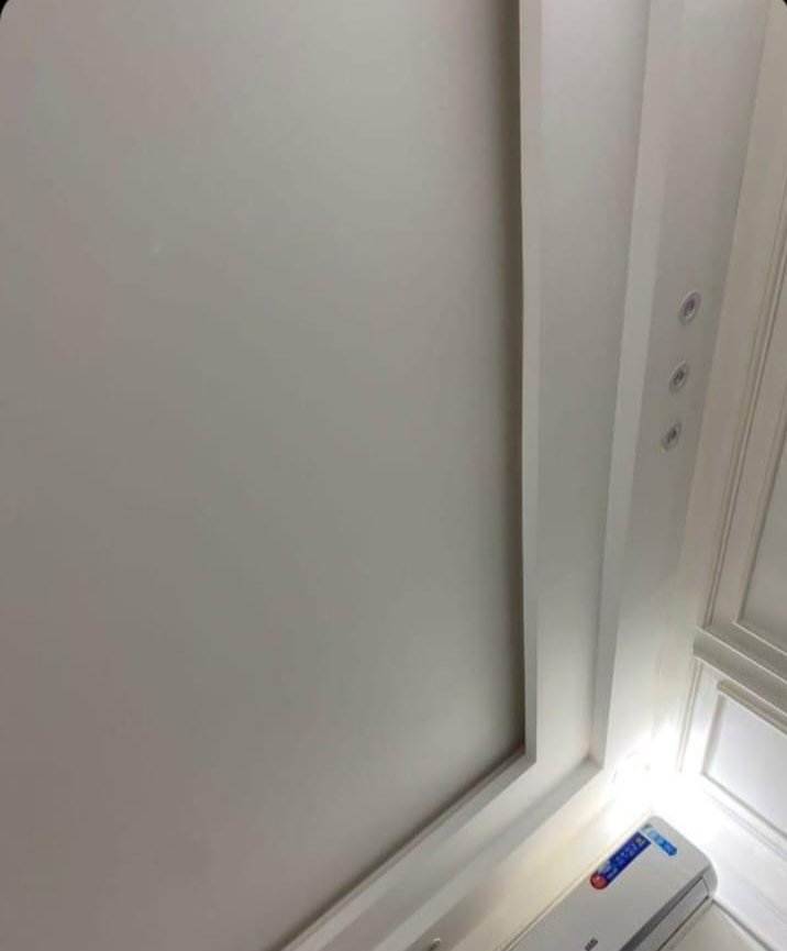 Clean ceiling and wall finish with recessed downlights